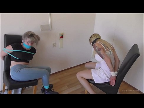 ❤️ E varur / e lidhur dhe e gojës / vajzë në ankth ❤ Porno shtëpie tek ne