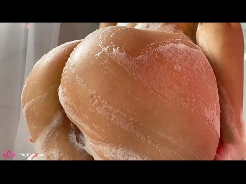 ❤️ Zeshkania masturbon pidhin me vibrator deri në orgazmë intensive në dush ❤ Porno shtëpie tek ne